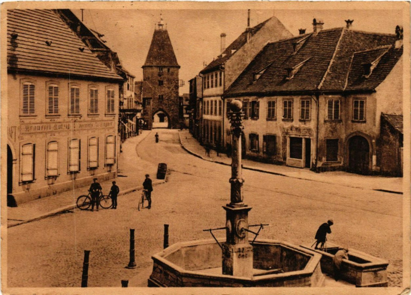 Carte postale ancienne Mutzig - Marktplatz à Mutzig
