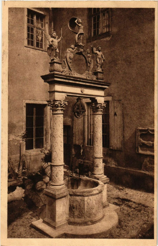Carte postale ancienne Colmar - Musée Puits de la Renaissance