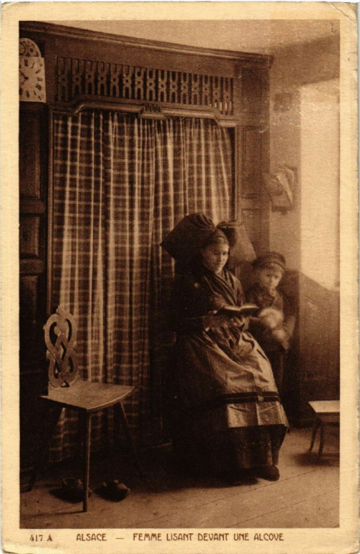 Carte postale ancienne Alsace - Femme Lisant Devant Une Alcove - Folklore - Types