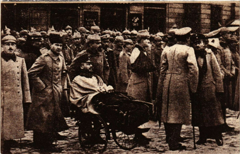Carte postale ancienne Strassburg Verwundete Offiziere Im Fahrstuhl fruherer