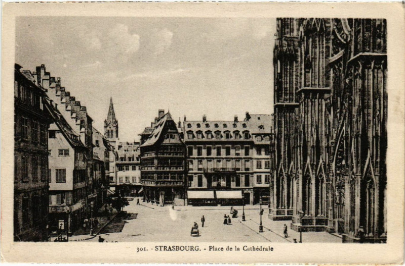 Carte postale ancienne Strassburg Place de la Cathedrale