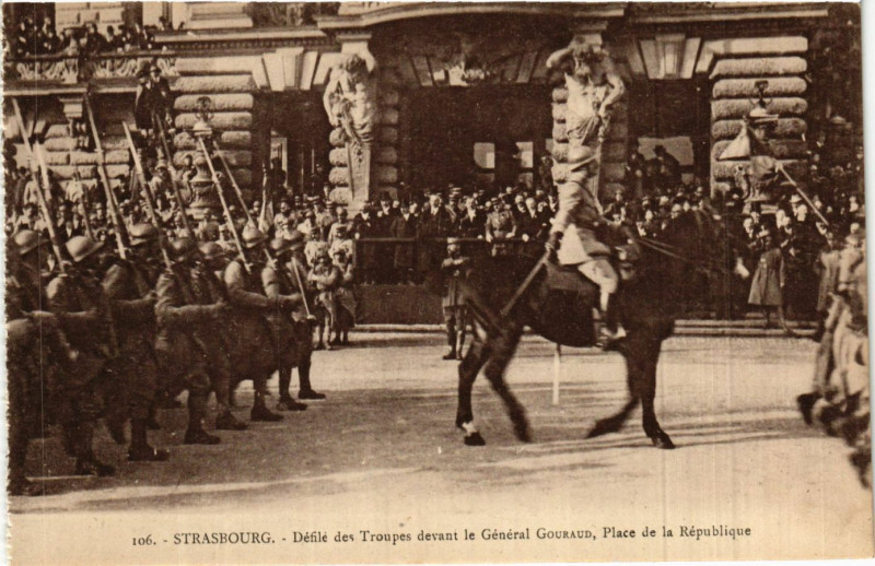 Carte postale ancienne Strasbourg - Defile des Troupes devant le General Gouraud à Strasbourg