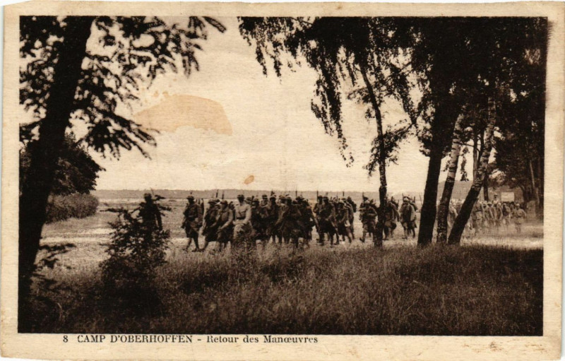Carte postale ancienne Camp d'Oberhoffen Retour des Manoeuvres à Hoffen