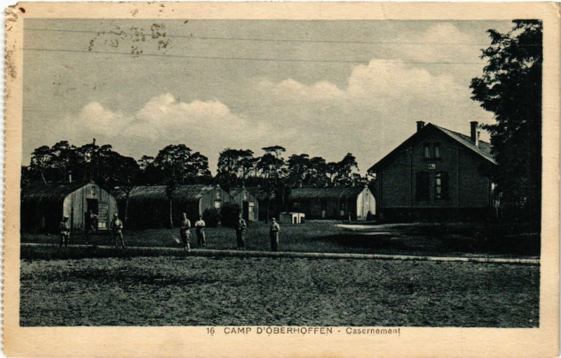 Carte postale ancienne Camp d'Oberhoffen Casernement à Hoffen