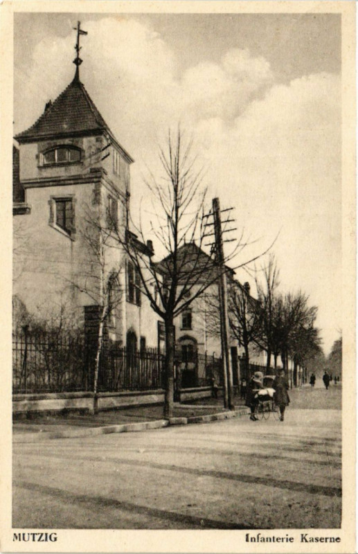 Carte postale ancienne Mutzig - Infanterie Kaserne à Mutzig