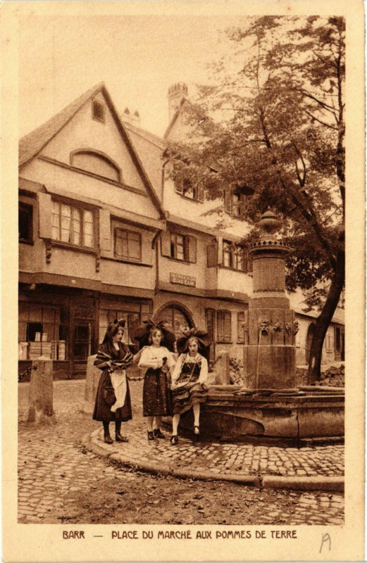 Carte postale ancienne Barr - Place du Marché aux Pommes de Terre à Barr