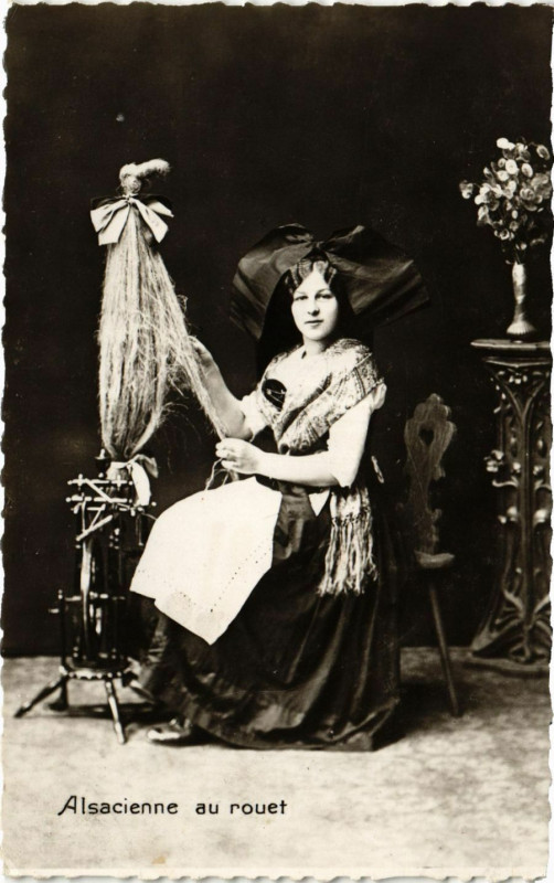 Carte postale ancienne Alsacienne au rouet