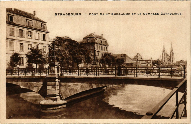 Carte postale ancienne Strasbourg - Pont Saint-Guillaume et le Gymnase Catholique à Strasbourg