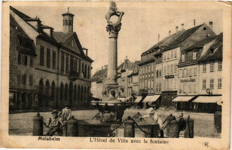 Carte postale ancienne Molsheim - L'Hotel deVille avec la fontaine à Molsheim