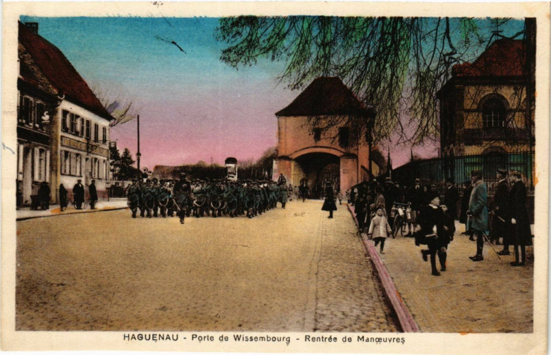 Carte postale ancienne Haguenau - Porte de Wissmebourg - Rentrée de Manoeuvres à Haguenau