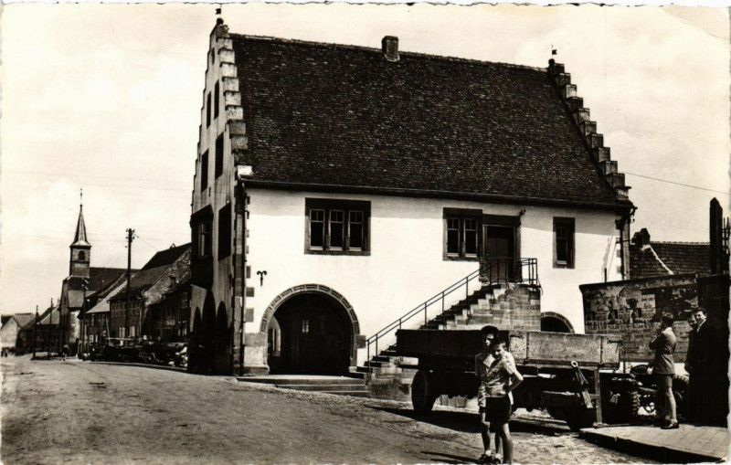 Carte postale ancienne Oermingen - Mairie et Eglise à Oermingen