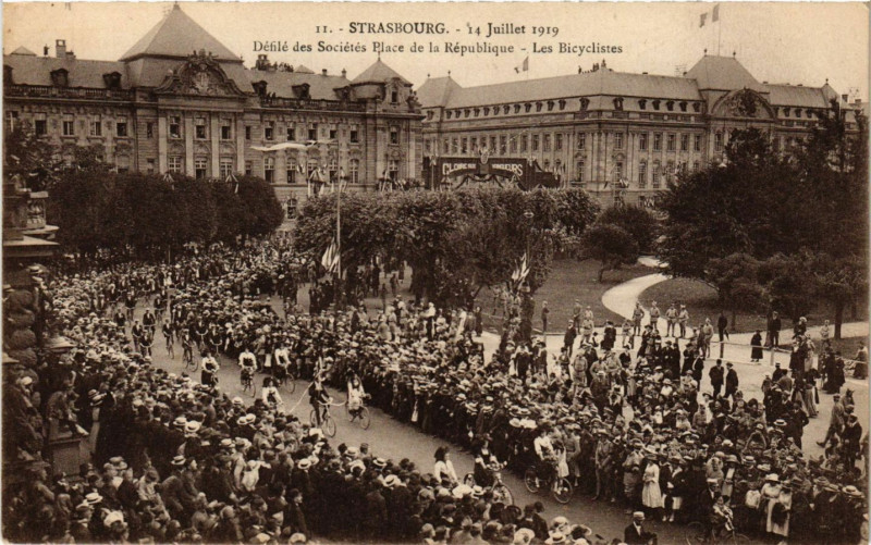 Carte postale ancienne Strasbourg - Defile des Societes à Strasbourg