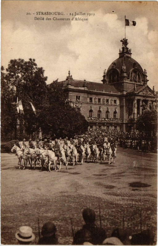 Carte postale ancienne Strasbourg - Defile des Chasseurs à Strasbourg