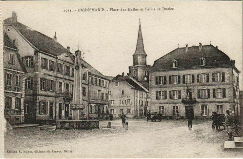 Carte postale ancienne Dannemarie Place des Halles et Palais à Dannemarie