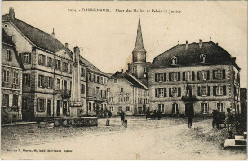 Carte postale ancienne Dannemarie Place des Halles à Dannemarie