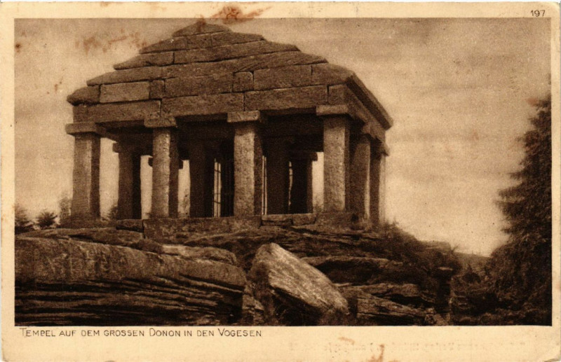 Carte postale ancienne Tempel auf dem Grossen Donon in den Vogesen