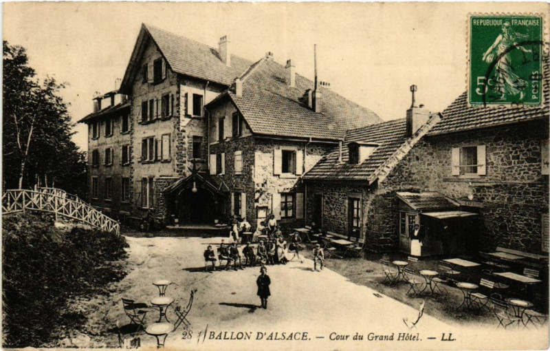 Carte postale ancienne Ballon d'Alsace - Cour du Grand Hotel