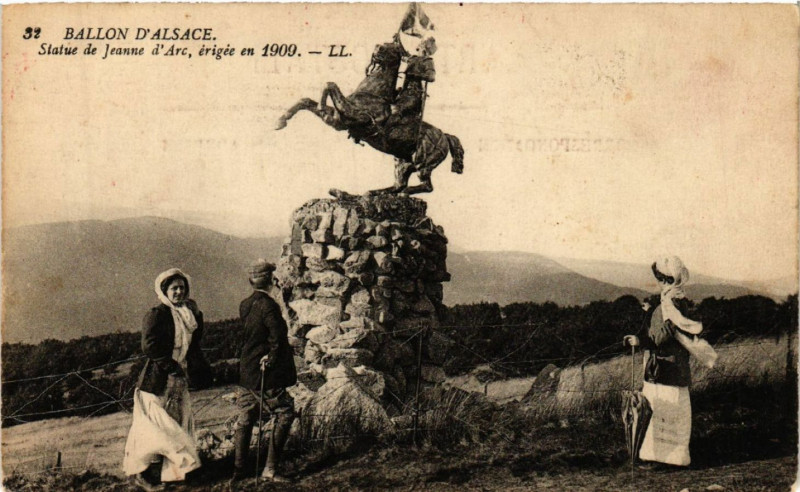 Carte postale ancienne Ballon d'Alsace - Statue de Jeanne d'Arc - érige en 1900
