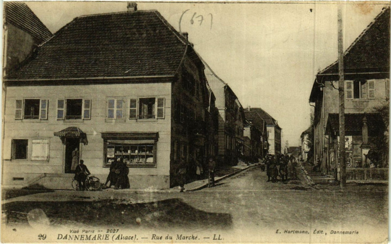 Carte postale ancienne Dannemarie - Rue du Marché à Dannemarie