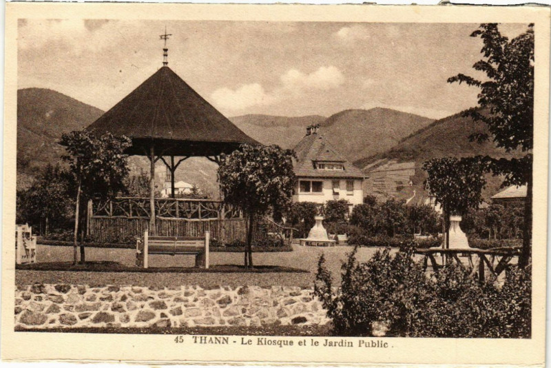 Carte postale ancienne Thann - Le Kiosque et le Jardin Public à Thann