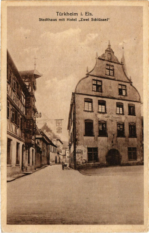 Carte postale ancienne Turckheim i. Els. Stadthaus mit Hotel Zwei Schlussel à Turckheim