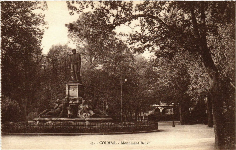 Carte postale ancienne Colmar - Monument Bruat à Colmar