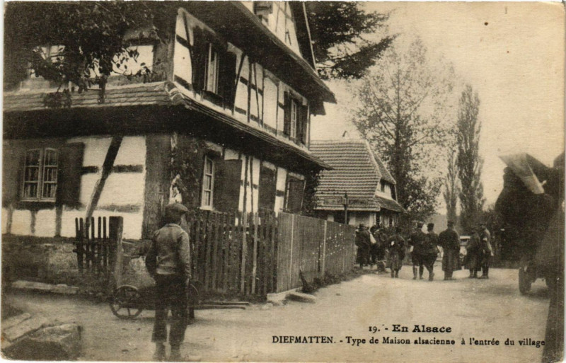 Carte postale ancienne Diefmatten - Type de Maison alsaciennes a l'Entrée du village à Diefmatten
