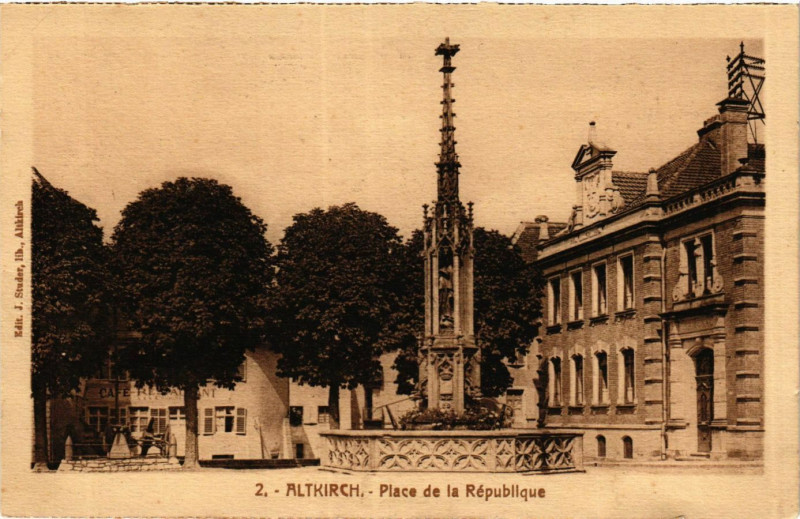 Carte postale ancienne Altkirch - Place de la Republique à Altkirch