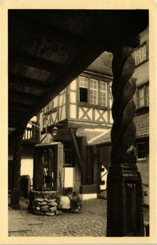 Carte postale ancienne Riquewihr - Cour de la Maison - Au Nid de Cigognes à Riquewihr