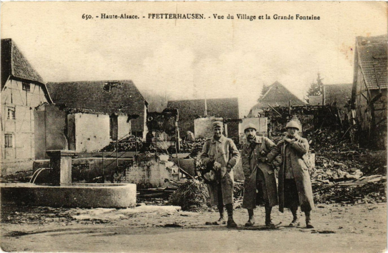 Carte postale ancienne Haute-Alsace Pretterhausen Vue du Village et la Grande Fontaine