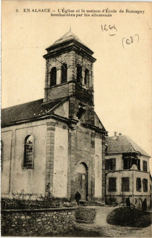 Carte postale ancienne En Alsace - L'Egise et le maison d'Ecole de Romagny bombardées à Romagny