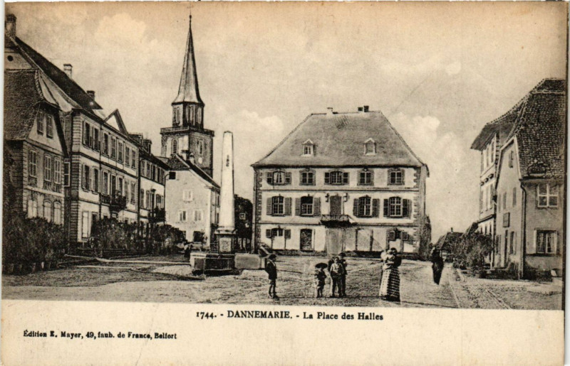Carte postale ancienne Dannemarie - La Place des Halles à Dannemarie