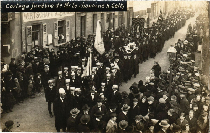 Carte postale ancienne Mulhouse - Cortege funebre de Mr le chanoine H. Cetty à Mulhouse