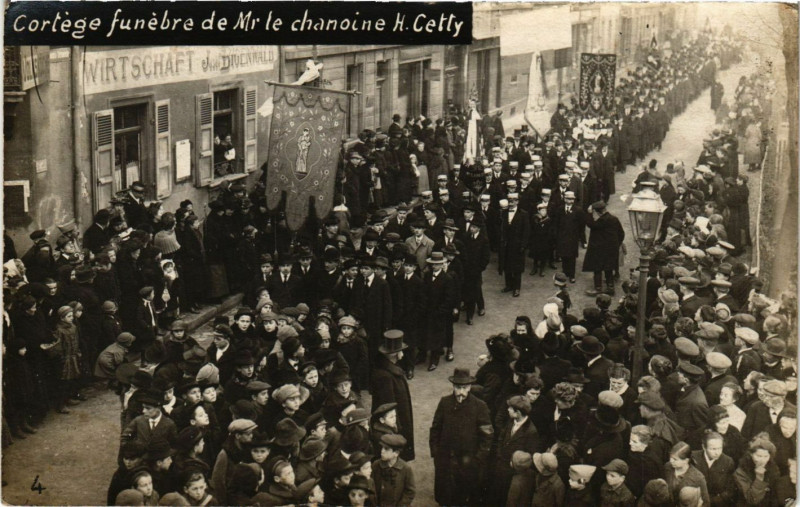 Carte postale ancienne Mulhouse - Cortege funebre de Mr le chanoine H. Cetty à Mulhouse