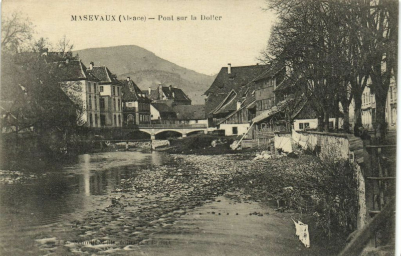 Carte postale ancienne Masevaux (Alsace) Pont sur la Doiler