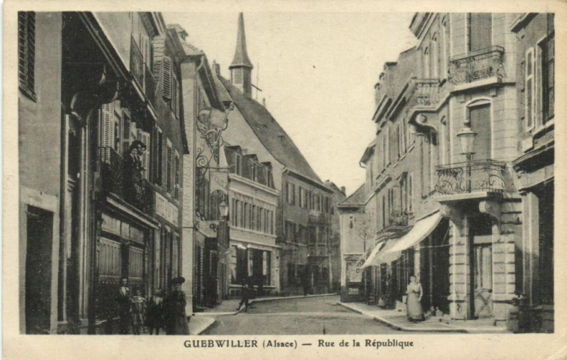 Carte postale ancienne Guebwiller - Alsace Rue de la Republique à Guebwiller