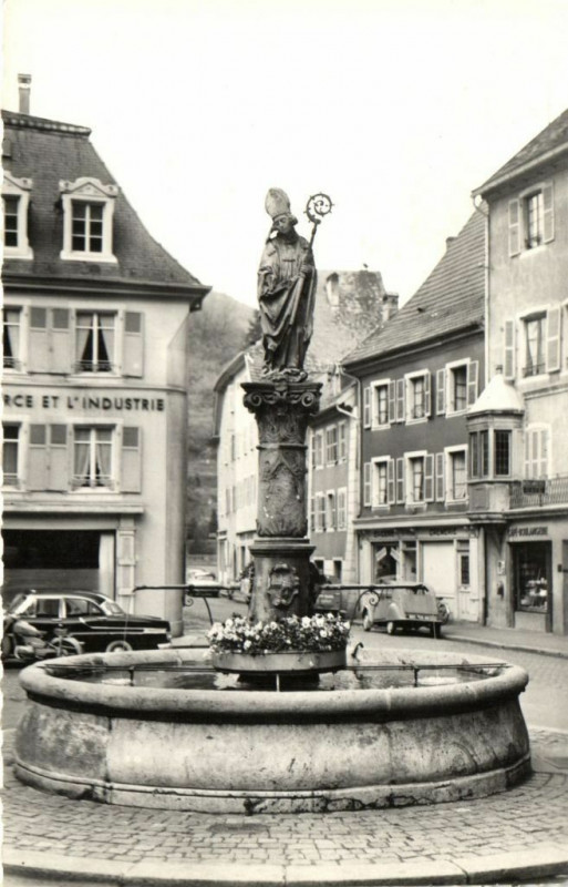 Carte postale ancienne Thann (Alsace) - Fontaine de Saint-Thebaut à Thann