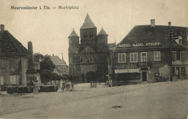 Carte postale ancienne Maursmunster I.Els. - Markplatz à Munster