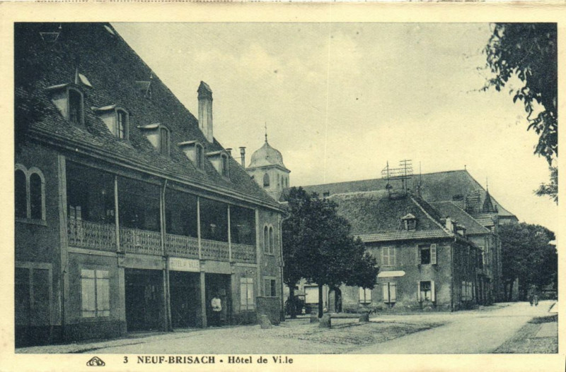 Carte postale ancienne Neuf-Brisac - Hotel de Vi.le
