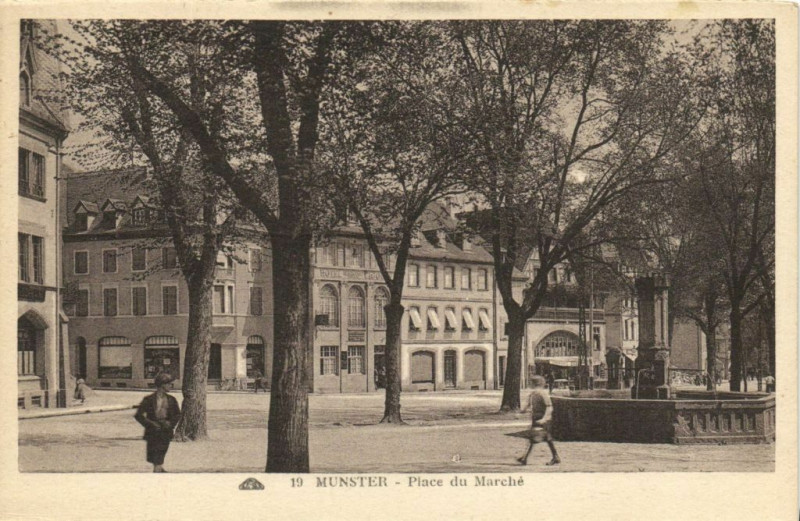 Carte postale ancienne Munster - Place du Marché à Munster
