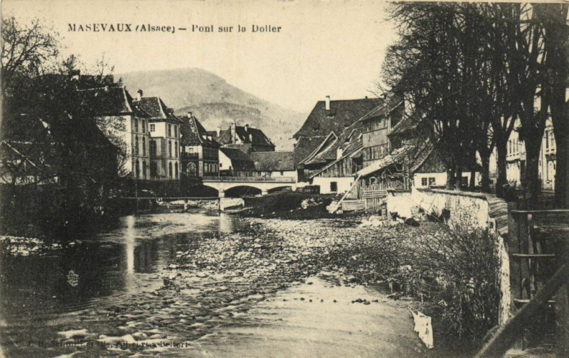 Carte postale ancienne Masevaux (Albace) - Pont sur la Doller
