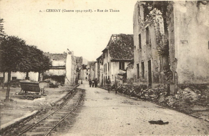 Carte postale ancienne Cernay (Guerre 1914-18) Rue de Thann à Cernay