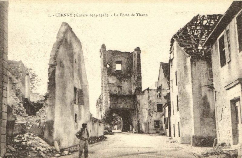 Carte postale ancienne Cernay (Guerre 1914-18) La Porte de Thann à Cernay