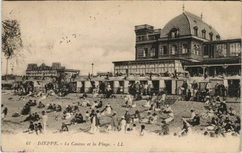 Carte postale ancienne Dieppe Le casino et la Plage à Dieppe