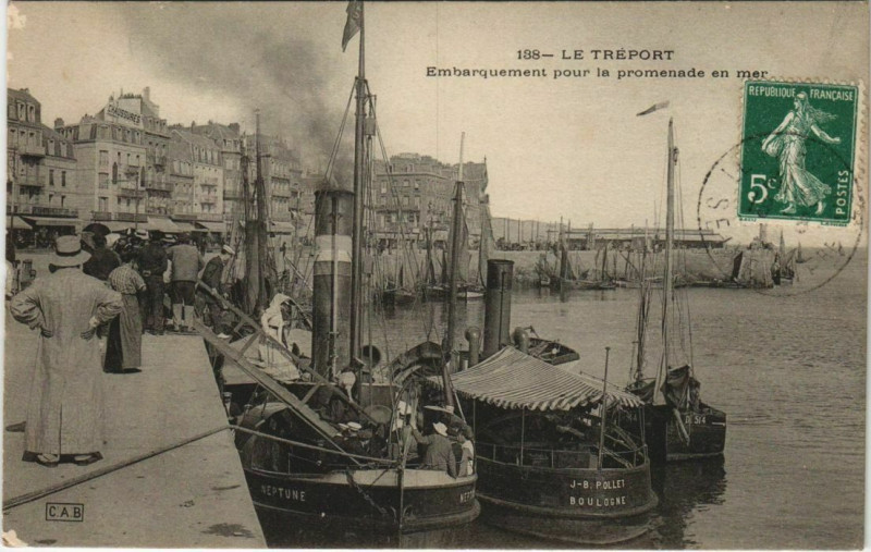 Carte postale ancienne Le Treport Embarquement pour la promenade
