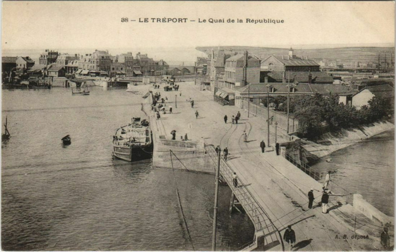 Carte postale ancienne Le Treport Le Quai de la République