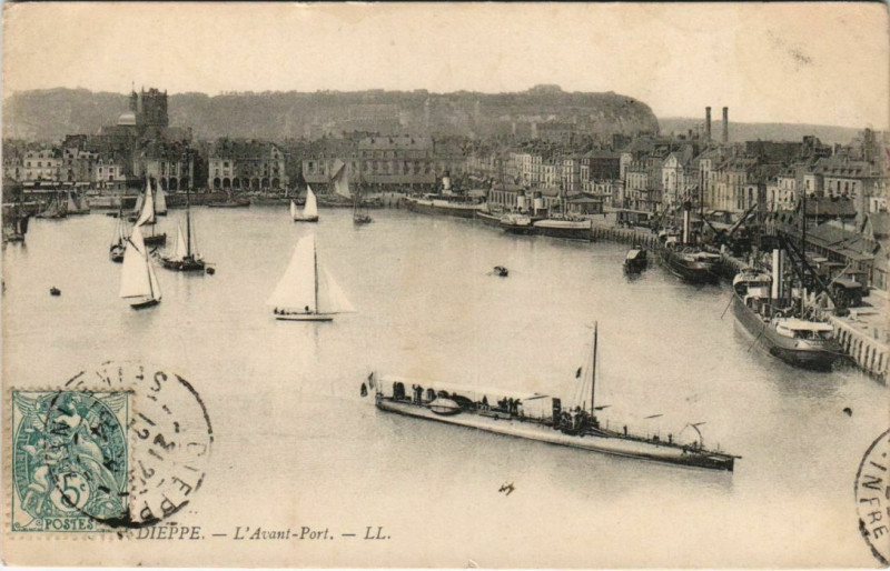 Carte postale ancienne Dieppe L'Avant-Port à Dieppe