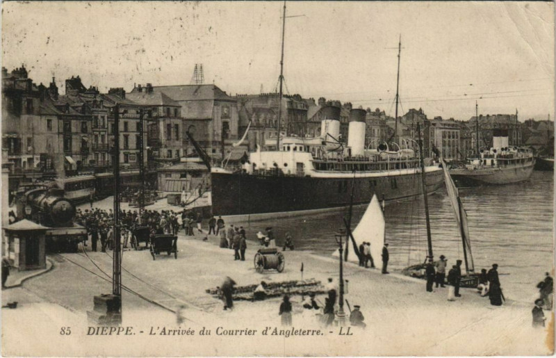 Carte postale ancienne Dieppe L'Arrivée du Courrier d'Angleterre à Dieppe