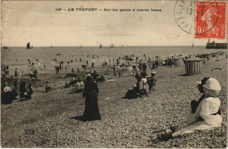 Carte postale ancienne Le Treport Sur les galtes a marée basse