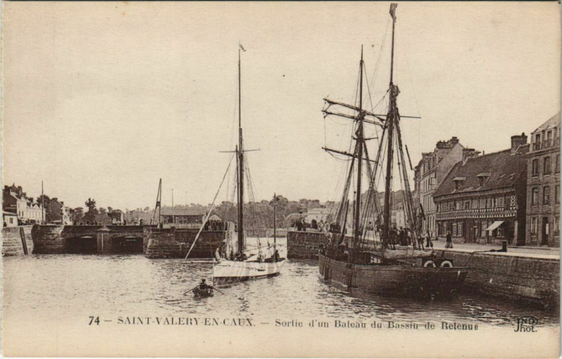 Carte postale ancienne Saint-Valery-en-Caux Sortie d'un Baleau à Saint-Valery-en-Caux